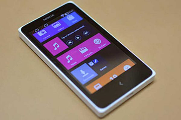4 inçlik Android Nokia X Telefonu